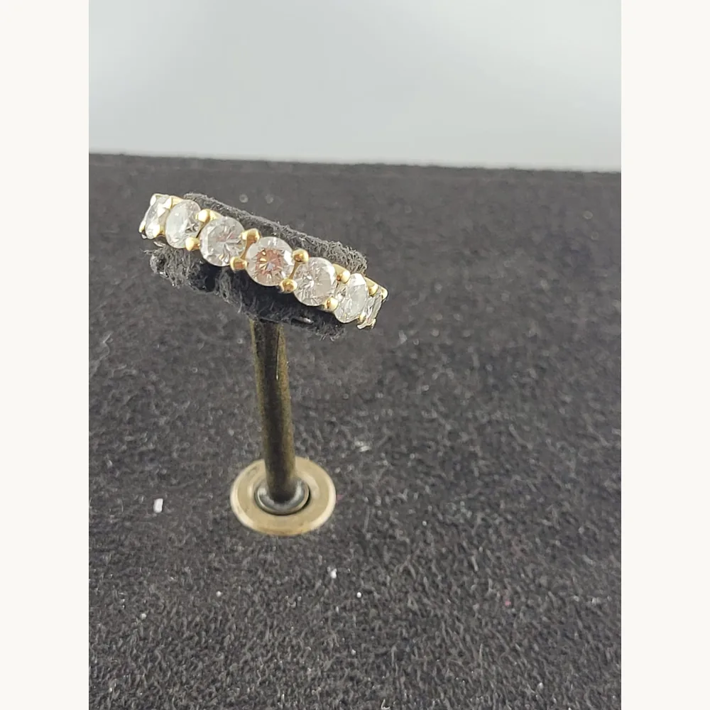 Signed jewellery assessed for resale in Jerusalem